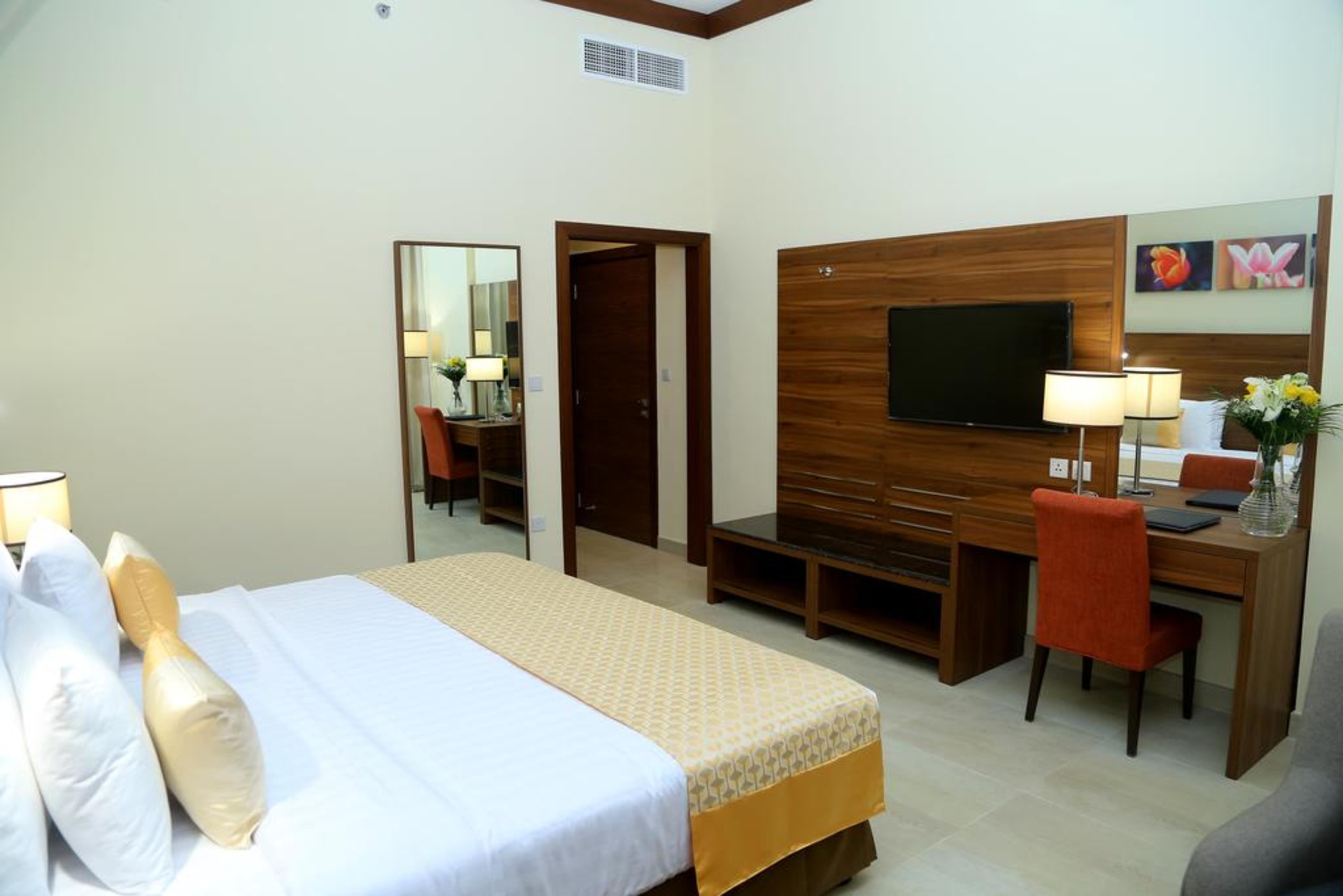 Tulip Al Barsha Hotel Apartment Dubái Exterior foto