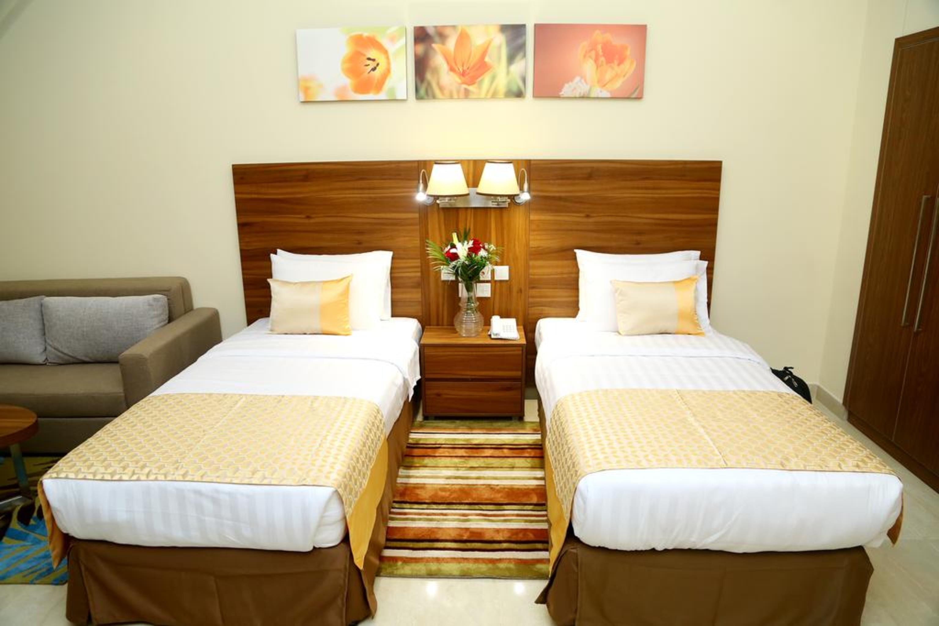 Tulip Al Barsha Hotel Apartment Dubái Exterior foto
