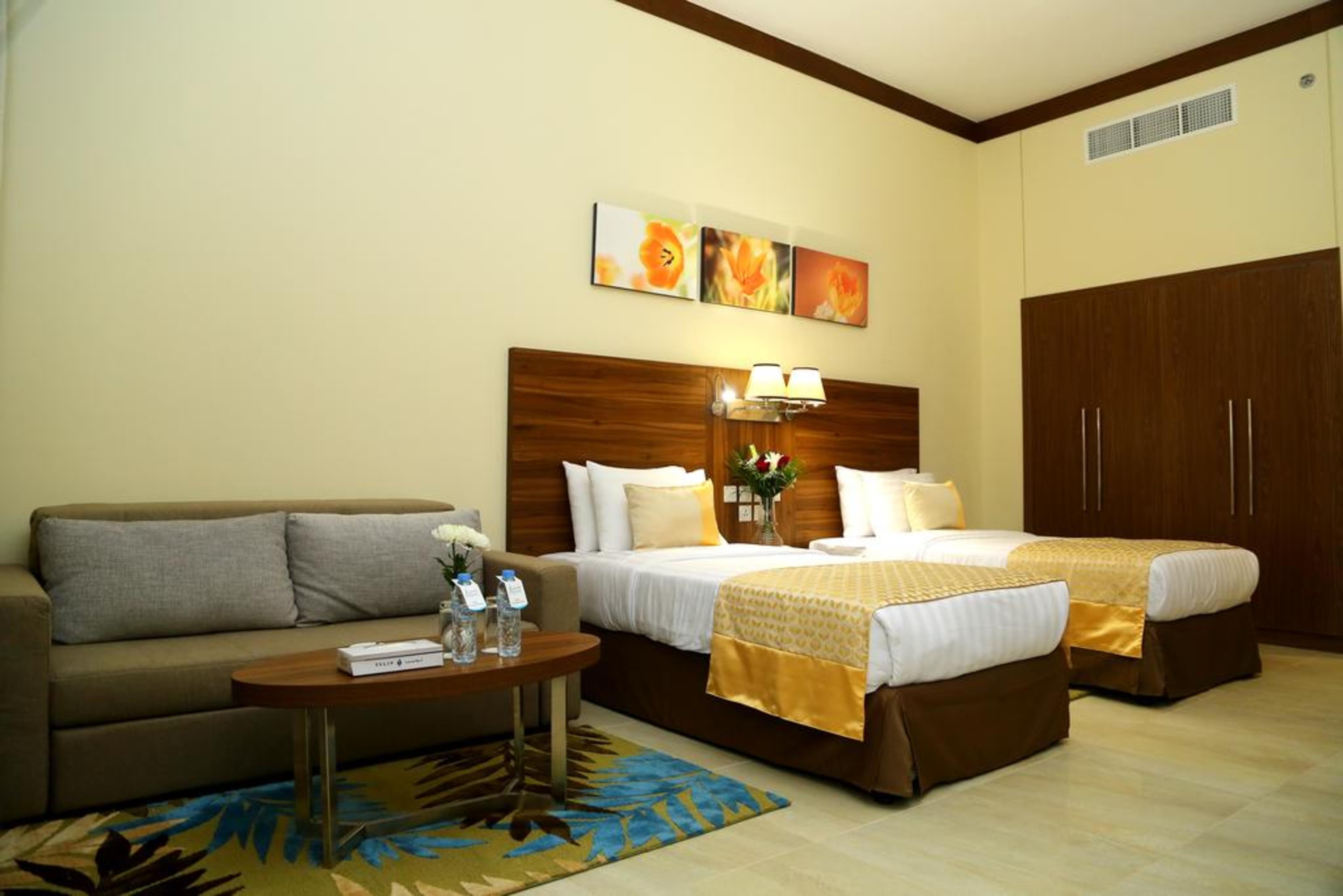 Tulip Al Barsha Hotel Apartment Dubái Exterior foto