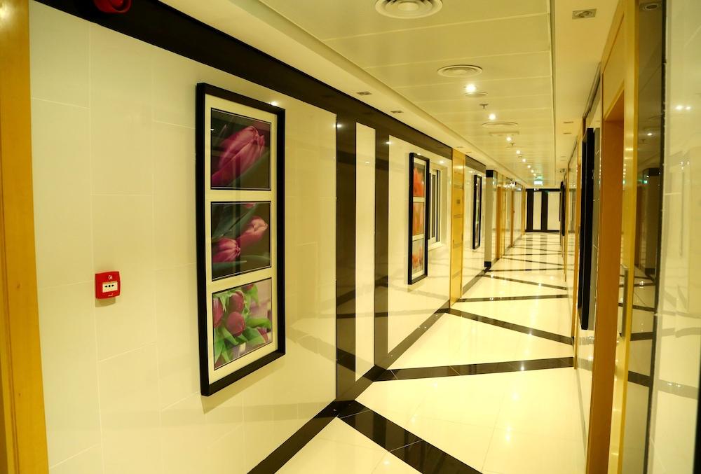 Tulip Al Barsha Hotel Apartment Dubái Exterior foto